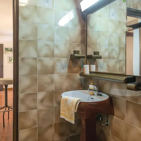 3 Bedroom Lovely In Holiday home