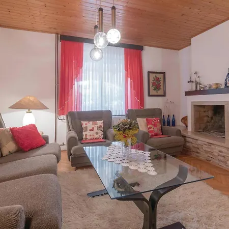 3 Bedroom Lovely In Holiday home